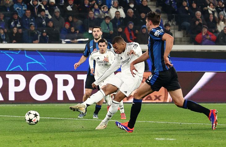 Cho Mbappe rời sân ngay hiệp 1, Real Madrid thắng Atalanta - Ảnh 2.