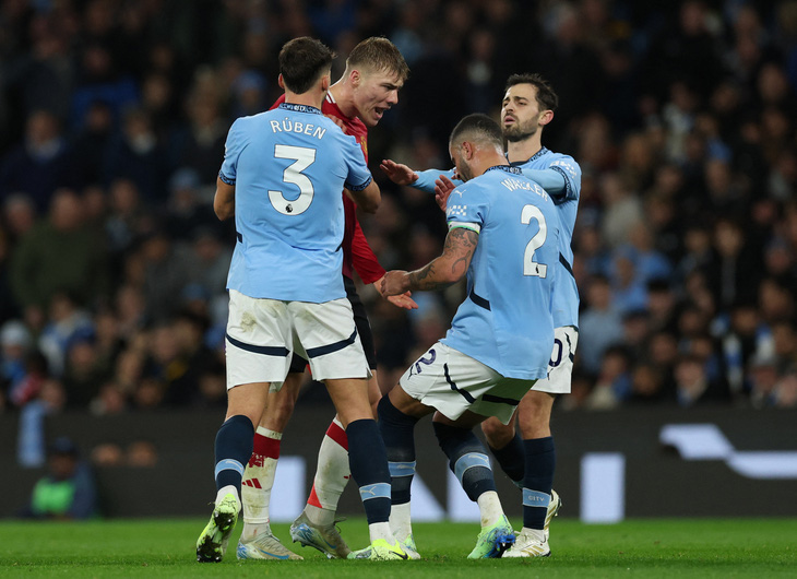 Kyle Walker 'ăn vạ' lố, bị đối thủ chế nhạo sau trận thua của Man City - Ảnh 2.