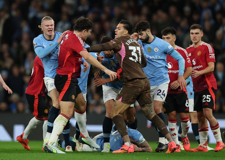 Kyle Walker 'ăn vạ' lố, bị đối thủ chế nhạo sau trận thua của Man City - Ảnh 3.