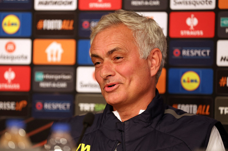 HLV Ten Hag đáp trả lời khiêu khích của “Người đặc biệt” Mourinho - Ảnh 2.