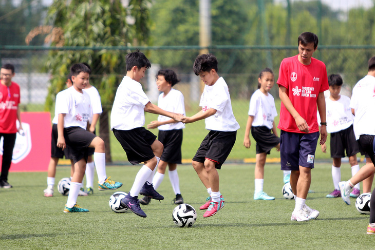 Cựu danh thủ vô địch AFF Cup 2008 huấn luyện bóng đá cho trẻ em - Ảnh 3.