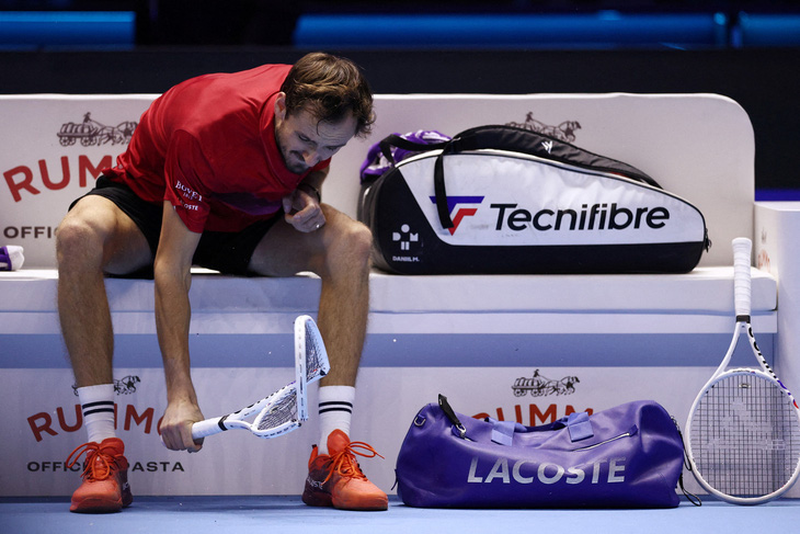 Medvedev bị chỉ trích vì hành động xấu xí khi thua trận mở màn ATP Finals - Ảnh 1.