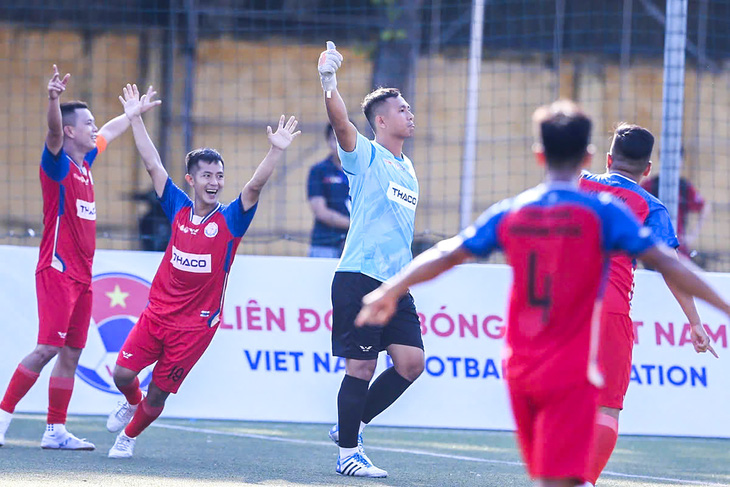 Thủ môn đưa Việt Nam dự Futsal World Cup ghi bàn tại giải công nhân - Ảnh 1.