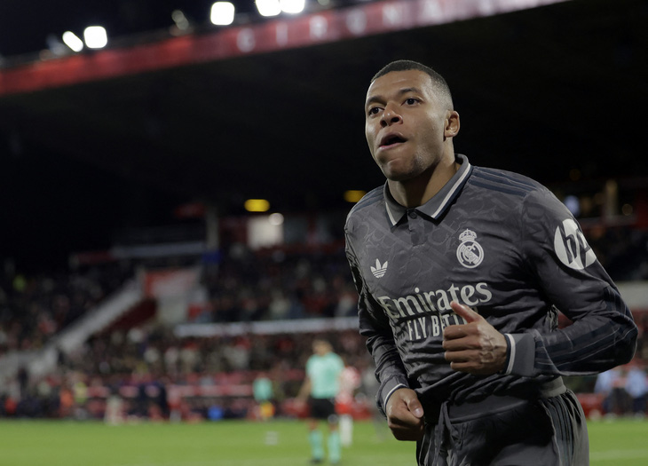 Mbappe ghi bàn giúp Barca bám sát Real Madrid - Ảnh 1.