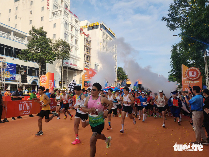 Chàng trai ngồi xe lăn chinh phục 10km marathon 2024 - Ảnh 2.