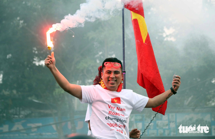 Đông nghẹt cổ động viên đổ về sân Việt Trì cổ vũ tuyển Việt Nam đấu Singapore - Ảnh 6.