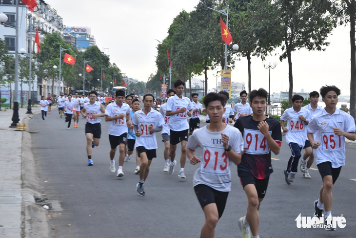 200 người không đăng ký tham gia nhưng chạy đồng hành cùng 650 vận động viên chạy việt dã  - Ảnh 1.