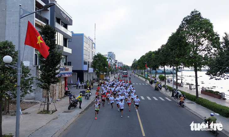 200 người không đăng ký tham gia nhưng chạy đồng hành cùng 650 vận động viên chạy việt dã - Ảnh 2.