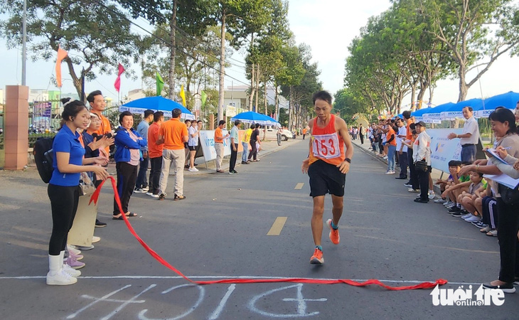 200 người không đăng ký tham gia nhưng chạy đồng hành cùng 650 vận động viên chạy việt dã  - Ảnh 3.