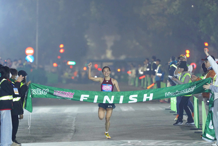 ‘Siêu nhân’ Nguyễn Thị Oanh phá kỷ lục bán marathon quốc gia  - Ảnh 1.